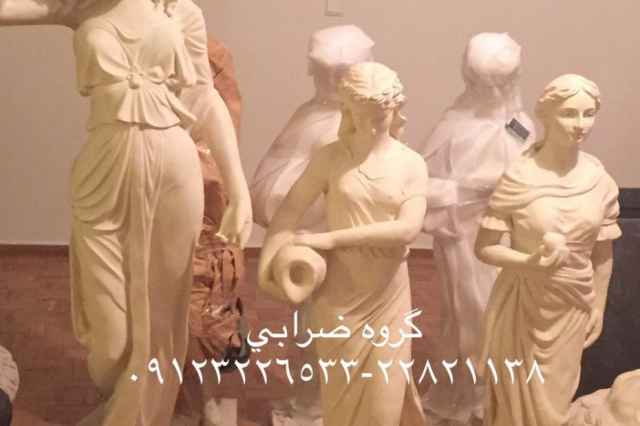 مجسمه زن رومي موزه بدست
