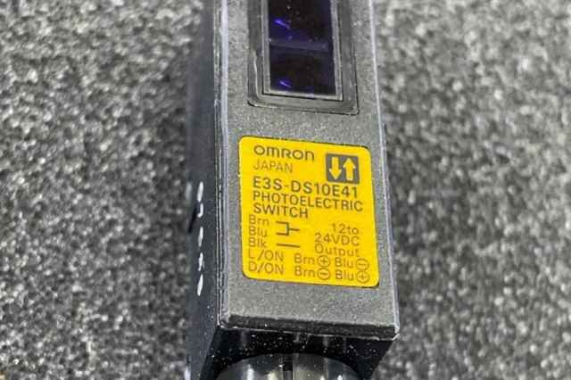 ُسنسور نوري OMRON E3S-DS10E41
