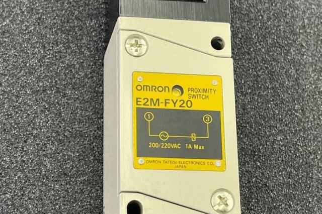 سنسور القايي OMRON E2M-FY20