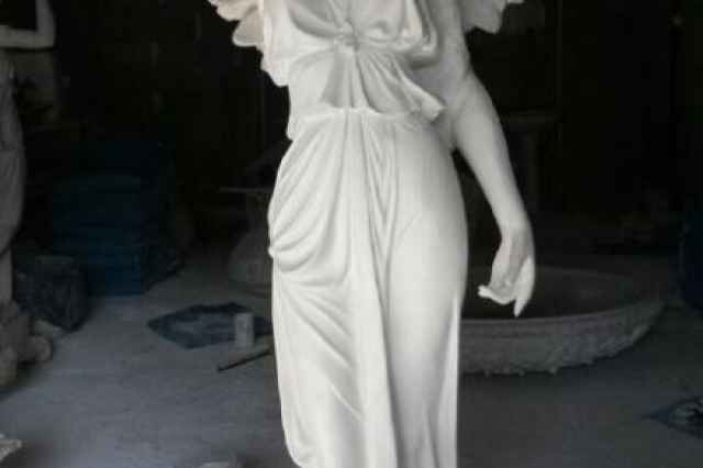مجسمه سنگي فرشته زن كوزه بدوش